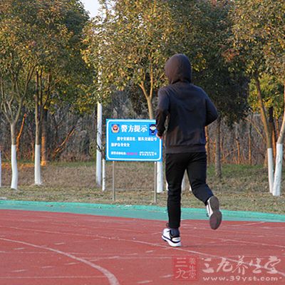 一般慢跑的速度控制在6-8km/hr就可以了