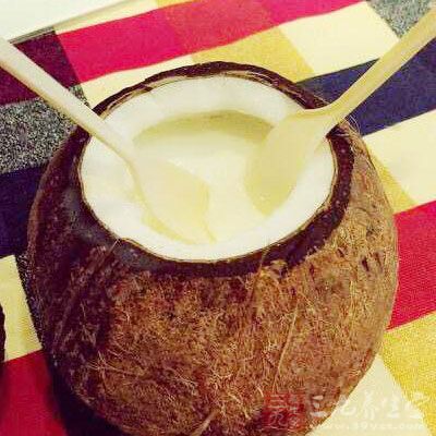 糖浆颜色开始变深,因为麦芽糖受热的缘故,糖浆越来越浓稠,继续搅拌 糖浆颜色开始变深,因为麦芽糖受热的缘故,糖浆越来越浓稠,继续搅拌