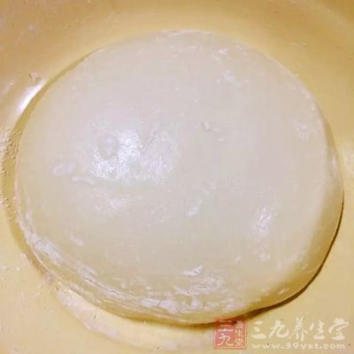 放适量水和成面团