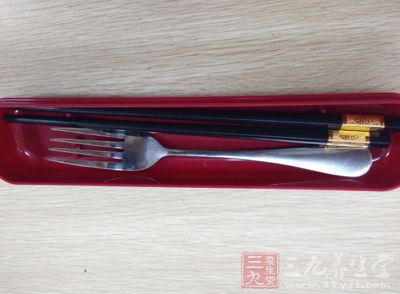 有叉子代替筷子可以有效控制吃饭的速度