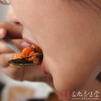 建议大家多吃一些富含维他E以及海藻类的食物