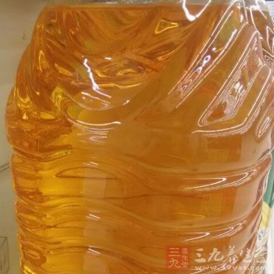 切好后手上倒一些无味的菜油在切好的糖里一顿抓啊抓 切好后手上倒一些无味的菜油在切好的糖里一顿抓啊抓