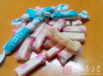 花生牛轧糖一说是在1441年在在意大利克雷莫纳发明的 花生牛轧糖一说是在1441年在在意大利克雷莫纳发明的