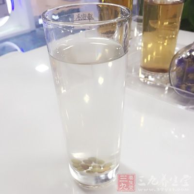 四肢发软，好的办法就是马上喝一杯糖水