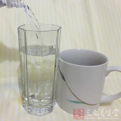 将甜味成分加少许调味料跟色素一起溶解在很少量的水中 将甜味成分加少许调味料跟色素一起溶解在很少量的水中