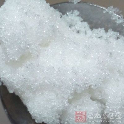 C中的糖和水放到锅里,小火煮至118度 C中的糖和水放到锅里,小火煮至118度