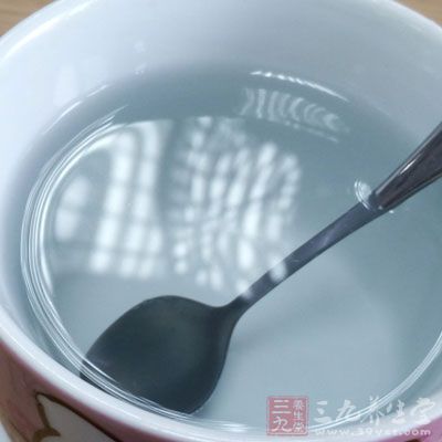 另取一个碗加入水饴50g,水120cc,砂糖150g,搅拌均匀 另取一个碗加入水饴50g,水120cc,砂糖150g,搅拌均匀