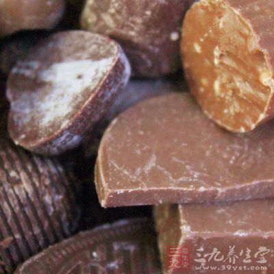 各种零食，如雪饼、饼干、巧克力等