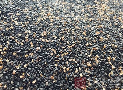 加入黑芝麻、核桃仁各适量 加入黑芝麻、核桃仁各适量