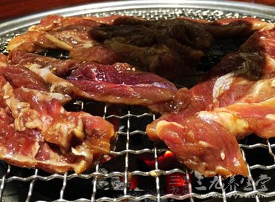 女性爱吃烧烤肉容易导致乳腺癌的发生