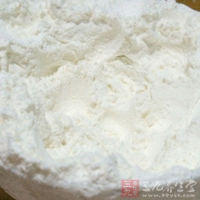 将低筋面粉放入盆中，红糖用水化开，将红糖水倒入盆中和面粉混和