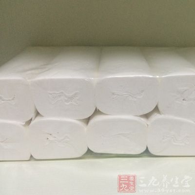 每次只放一卷纸。卷纸每次只拿一卷放到浴室 每次只放一卷纸。卷纸每次只拿一卷放到浴室