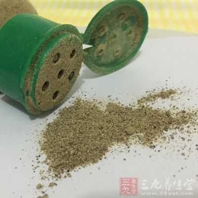 嫩母鸡1只，炒麦芽60克，熟猪油15克，鲜汤2 000克，盐、味精、胡椒粉、葱、姜适量