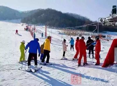 滑雪運動是運動員把滑雪板裝在靴底上在雪地上進(jìn)行速度