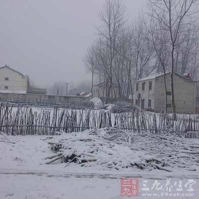 雪地上陽光反射很厲害，滑行中冷風(fēng)對眼睛的刺激也很大