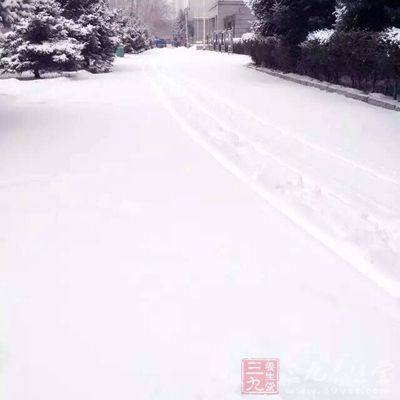 每年的11月中旬至次年3月下旬是這里的佳滑雪期