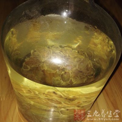 鹿茸泡酒要生切片才可以讓鹿茸精華完全進(jìn)入酒中