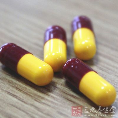 將鹿茸烘干后制成粉末，然后裝在空膠囊中