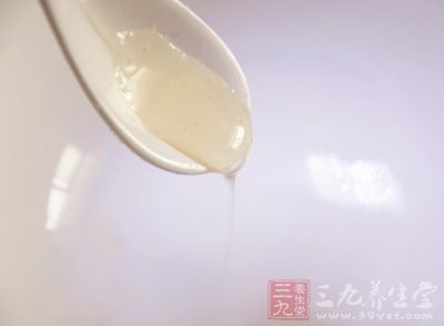 再加入20ml的蜂蜜进行搅拌均匀