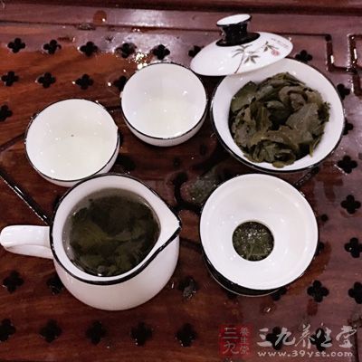 洗好杯子后，再用沸水冲泡第二道茶水，盖上盖子