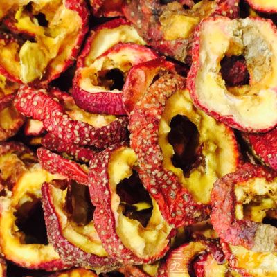 把山楂卷整形切片,卷成自己想要的大小卷即可 把山楂卷整形切片,卷成自己想要的大小卷即可