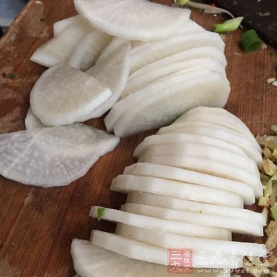 白萝卜去皮洗净 白萝卜去皮洗净