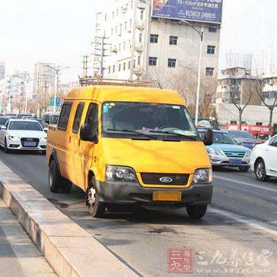 超車看車頭，會車看車尾