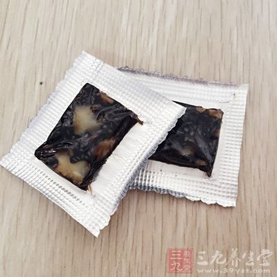 驢皮是熬制驢皮膠的原料，成品稱阿膠