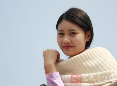 干性皮肤指肤质细腻、较薄 干性皮肤指肤质细腻、较薄