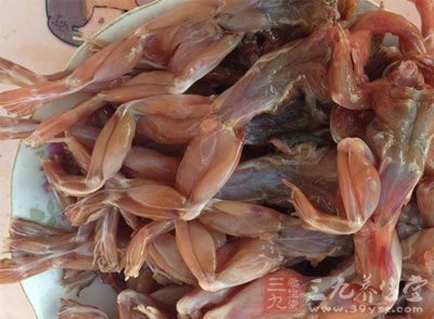 青蛙肉又称田鸡肉，不少人把它当成美味佳肴