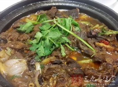 很多人喜欢吃锅仔羊肉，这也是炖羊肉的一种