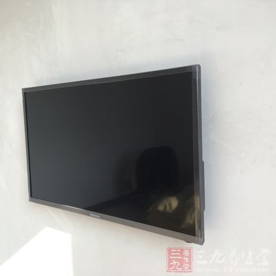 看电视时喜欢开着主要的照明灯 看电视时喜欢开着主要的照明灯