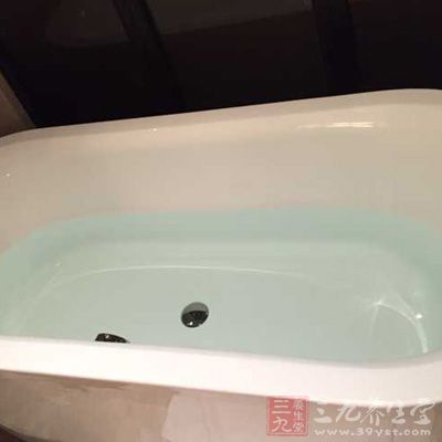 喜欢躺在浴缸中洗泡泡浴