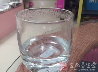 早起喝水一直被认为是一种健康的生活方式 早起喝水一直被认为是一种健康的生活方式