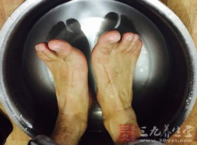 以温水泡脚，可促进新陈代谢