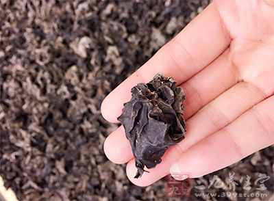 黑木耳5克,柿饼30克 黑木耳5克,柿饼30克