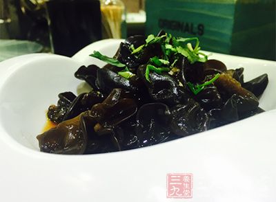 黑木耳15克,豆腐60克,葱、蒜各15克 黑木耳15克,豆腐60克,葱、蒜各15克