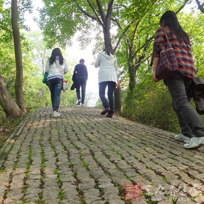 找一个舒适的环境，尽可能避开烦心的事物、噪音及干扰