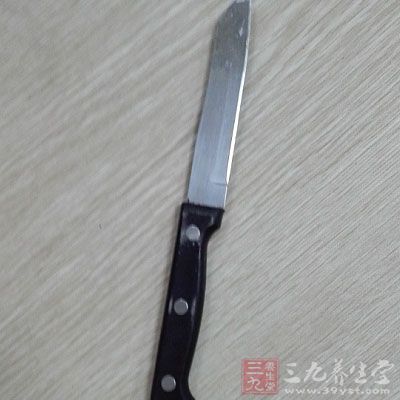 家中一些尖锐的物品，例如：刀剑