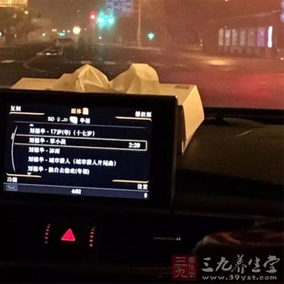 遇到會(huì)車時(shí)，相信不少車主都遇到過對(duì)向車輛不關(guān)遠(yuǎn)光燈的情況