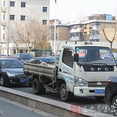 如確實需要超車，請觀察前方200米路況