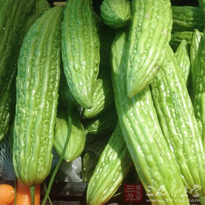 苦瓜虽苦,但与其他食材搭配时并不会将苦味渗入别的材料中 苦瓜虽苦,但与其他食材搭配时并不会将苦味渗入别的材料中