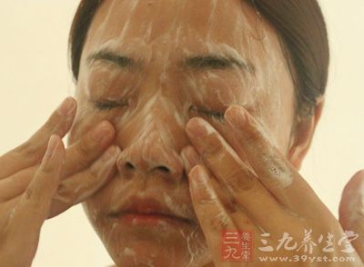 用手指涂抹于面部