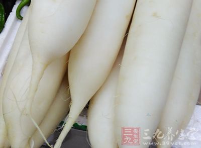 含有碱性的食物，如海带、白萝卜