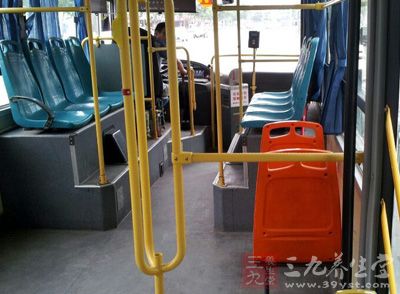 就是在Bus(公交車)