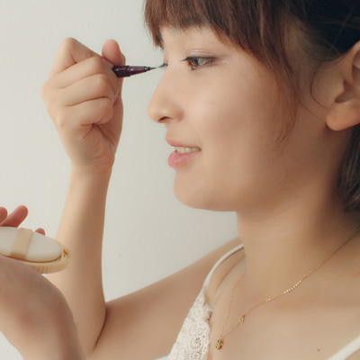 护肤品好是放在其它房间阴凉通风干燥的梳妆台上 护肤品好是放在其它房间阴凉通风干燥的梳妆台上