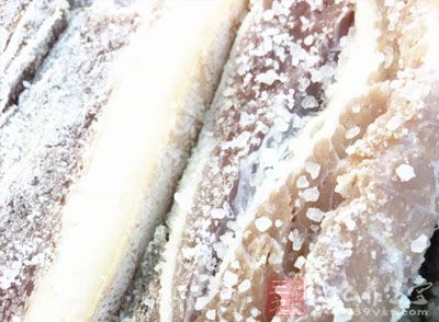 人们在日常生活中避免食用油煎的香肠和咸肉是十分关键的