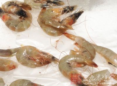 颜色发红的大虾好，其实不然