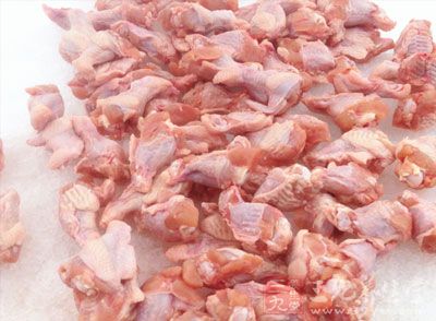 为了减少脂肪和卡路里的摄入,在烹饪鸡肉前要去皮 为了减少脂肪和卡路里的摄入,在烹饪鸡肉前要去皮