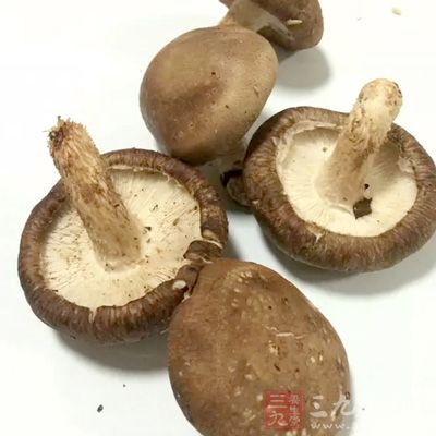 鸡蛋两个，一小块瘦肉，青辣椒，红辣椒，盐，葱，生抽，淀粉，食用油